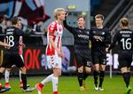 Marvin Pourié jubler med Randers-holdkammaraterne, mens AaB's spillere slæber sig mod midten af banen. 