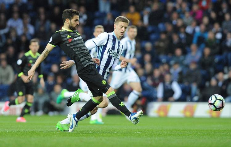 Cesc Fàbregas (tv.) var med i meget for Chelsea, men det meste løb ud i sandet under opgøret mod West Bromwich fredag aften. 