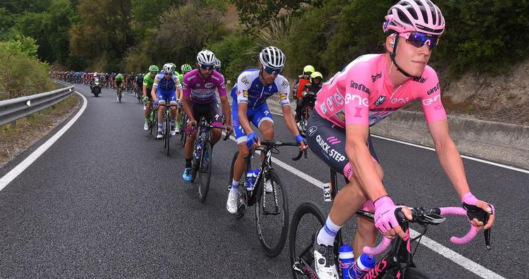 Selv om han er indehaver af den lyserøde førertrøje, har Bob Jungels tydeligt demonstreret, at han er parat til at arbejde hårdt også i holdets tjeneste. Foto: Tim De Waele. 