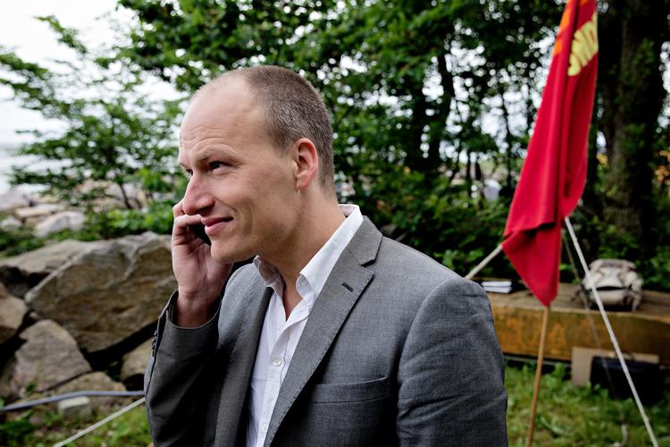 Enhedslistens finansordfører Pelle Dragsted har to år i træk vundet titlen som politisk Danmarksmester i aktiespekulation, der afgøres i forbindelse med Folkemødet i Allinge. 