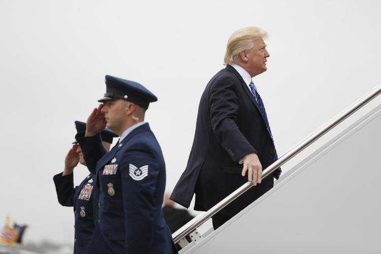 Donald Trump går om bord på præsidentflyet, Air Force One 