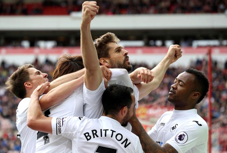 Der bliver spillet mange penge på resultatet af for  eksempel fodboldkampene i Premier League.  