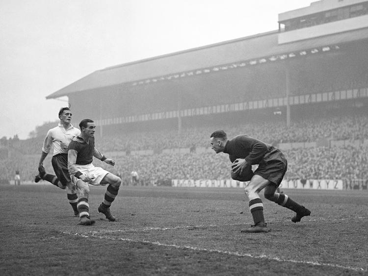 Tottenham Hotspur møder London-rivalerne West Ham på White Hart Lane i oktober 1938. I dag spilles den sidste kamp på det berømte stadion.  