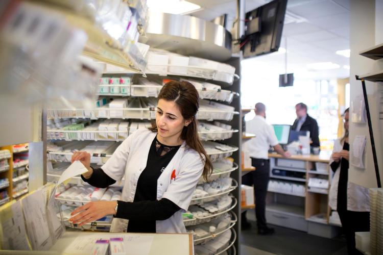 Apotekeren har pligt til at hjælpe de borgere der har store medicinudgifter,  fastslår sundhedsminister.   