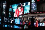 Lee Sang-hyeok - verdenskendt som Faker - er 'altid' eksponeret på en storskærm, men bevarer roen og vinder for det meste.  