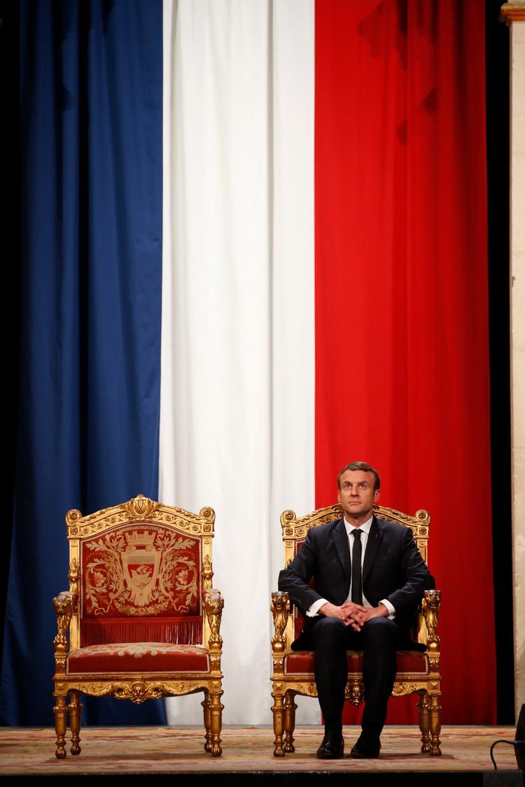 Emmanuel Macron  blev i weekenden indsat som ny fransk præsident. I dag tager han flyet til Berlin, hvor Angela Merkel venter. 