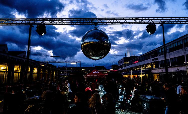 Rulleskøjter og fest går godt sammen. Derfor arrangerer Strøm Festival endnu en gang rollerdisko på åbningsdagen for festivalen 2. august.  