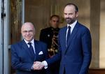Den nyudpegede regeringschef Édouard Philippe (th.) giver hånd til tidligere  premierpræsident  Bernard Cazeneuve. 