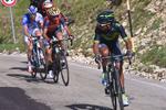 Vincenzo Nibali og Thibaut Pinot kæmper forgæves for at følge Nairo Quintana på Blockhaus, hvor colombianeren erobrede den lyserøde førertrøje, som han i dag skal ud i et vanskeligt forsvar af. Foto: La Presse-D'Alberto/Ferrari. 