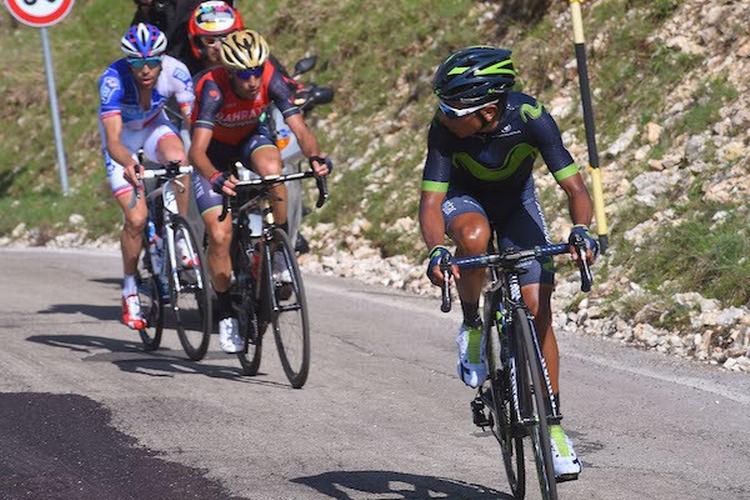 Vincenzo Nibali og Thibaut Pinot kæmper forgæves for at følge Nairo Quintana på Blockhaus, hvor colombianeren erobrede den lyserøde førertrøje, som han i dag skal ud i et vanskeligt forsvar af. Foto: La Presse-D'Alberto/Ferrari. 