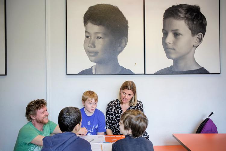  I 3.c har eleverne dansk og skal mime verber til hinanden. Både dansklærer Hanne Østergaard Jensen og pædagog Keld Hansen går rundt og hjælper eleverne.  