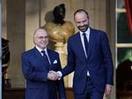 46-årige Edouard Philippe (til højre) hilste i går på Bernard Cazeneuve, som han nu afløser som regeringschef i Frankrig. 