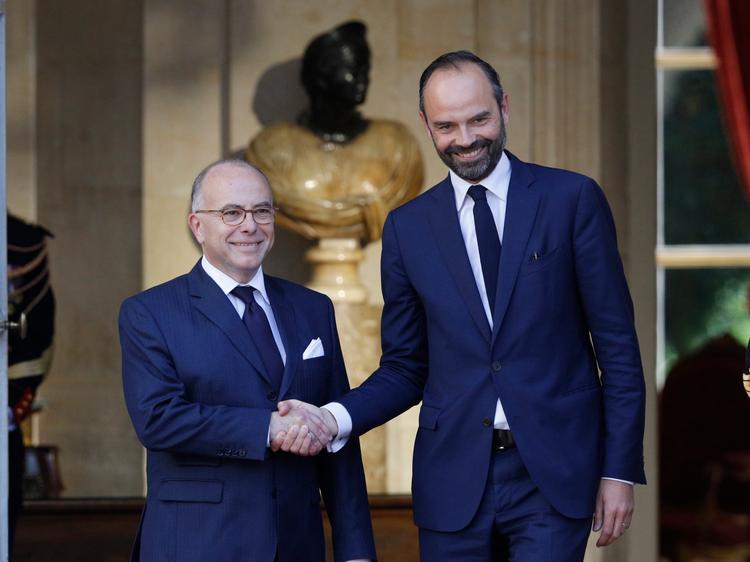 46-årige Edouard Philippe (til højre) hilste i går på Bernard Cazeneuve, som han nu afløser som regeringschef i Frankrig. 