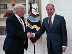Trump er en barnlig pralhals, der higer så meget efter anerkendelse, at han er klar til at videregive tophemmelige oplysninger. Det skriver New York Times. På billedet ses Trump under mødet med den russiske udenrigsminister Sergej Lavrov. Billedet kommer fra det russiske Udenrigsministerium, eftersom amerikanske medier ikke måtte være til stede under mødet.  