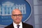 Donald Trumps nationale sikkerhedsrådgiver, general H.R. McMaster, afviser, at den amerikanske præsident gjorde sig skyldig i et brud på den nationale sikkerhed under et møde med Ruslands udenrigsminister, Sergej Lavrov, ved at afsløre stærkt fortrolige informationer Islamisk Stat. 
