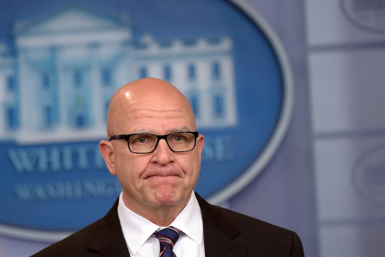 Donald Trumps nationale sikkerhedsrådgiver, general H.R. McMaster, afviser, at den amerikanske præsident gjorde sig skyldig i et brud på den nationale sikkerhed under et møde med Ruslands udenrigsminister, Sergej Lavrov, ved at afsløre stærkt fortrolige informationer Islamisk Stat. 