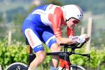 Tom Dumoulin i elegant, aerodynamisk stil på vej mod både etapesejr og førertrøje. Foto: La Presse-D'Alberto/Ferrari. 