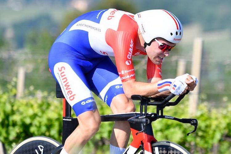 Tom Dumoulin i elegant, aerodynamisk stil på vej mod både etapesejr og førertrøje. Foto: La Presse-D'Alberto/Ferrari. 