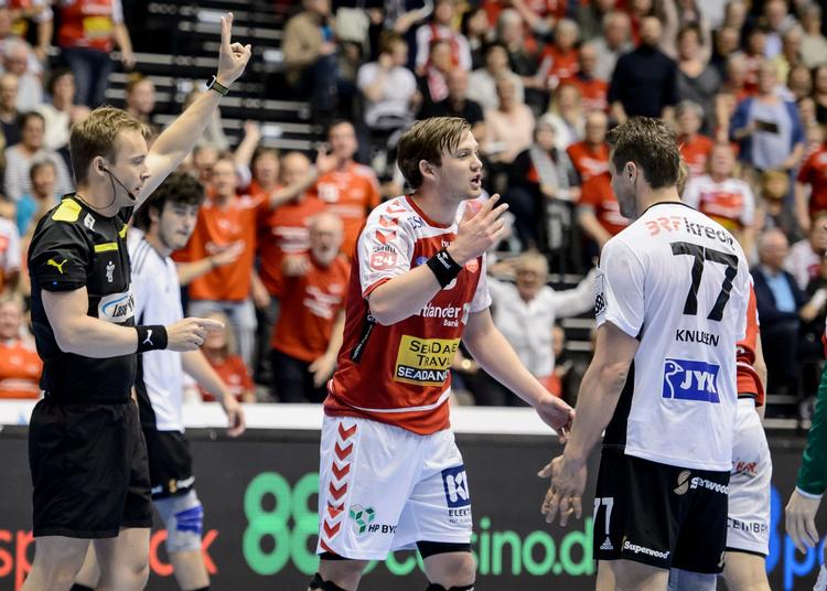 Der var tætte nærkampe i den tredje og afgørende semifinale mellem Aalborg og BSV - og ikke sjældent var kampens storspiller Sander Sagosen og BSV-stregspilleren Michael Knudsen, nr. 77, involveret. 