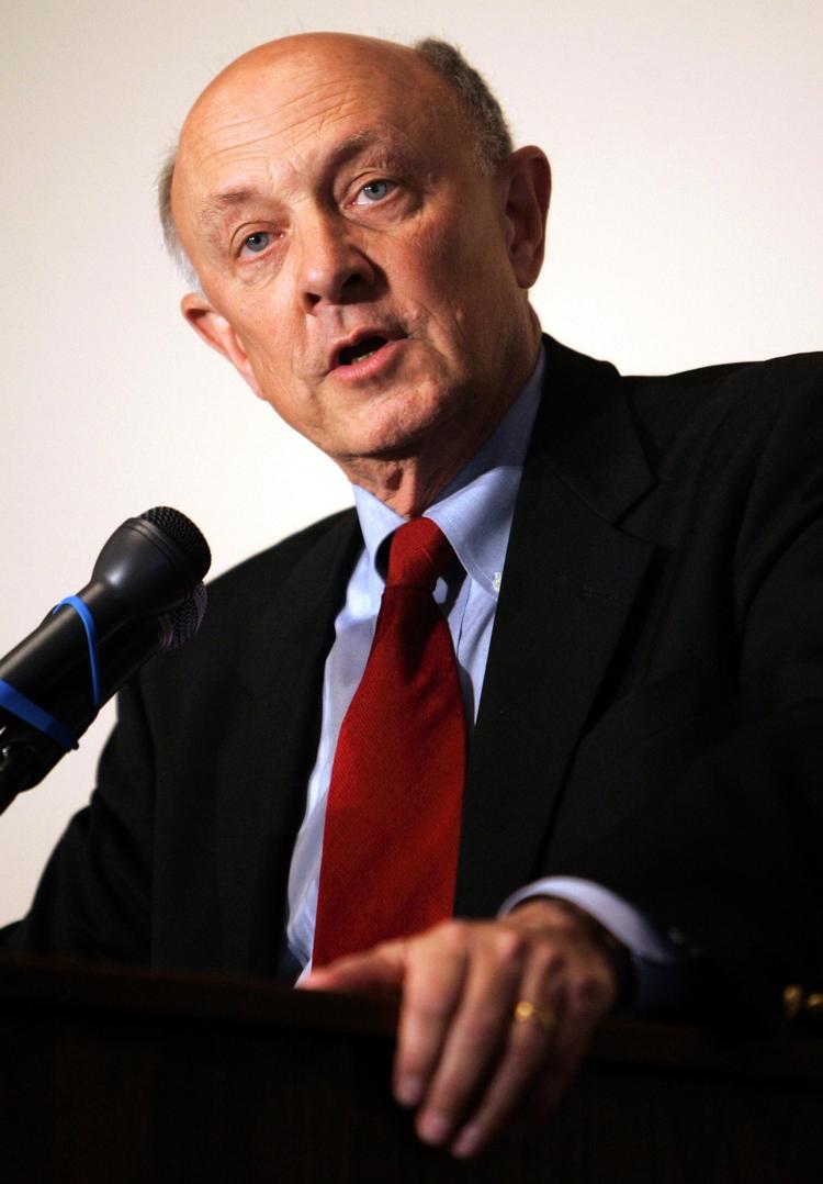 Tidligere CIA-chef James Woolsey her fotograferet under en konference i 2006.   (AP Photo) 