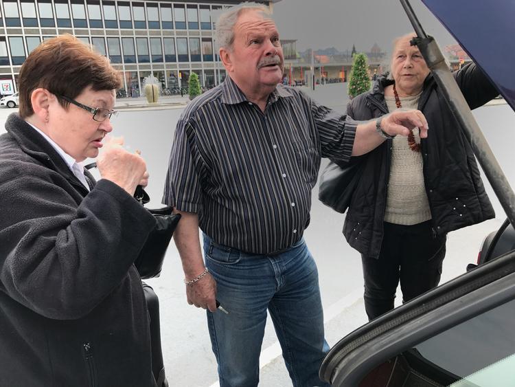 Igor og Annie Svendsen har hentet søsteren Karen Margrethe Nielsen (tv) i Nykøbing efter kontrolsamtale på sygehuset, hvor den 32-årlige sygeplejerske arbejdede. Nu går turen til Møn, hvor parret bor.  