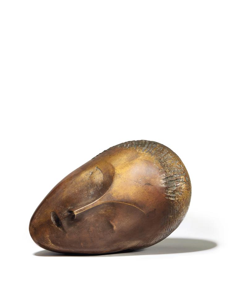 Et guldbelagt bronzehoved af kunstneren Constantin Brancusi fik den højeste salgspris på Christie's forårsauktion.  