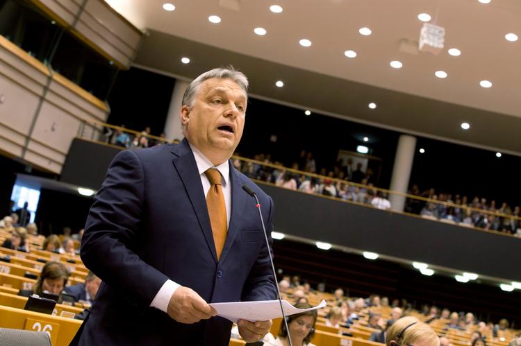 Da han for et par uger siden gæstede Europaparlamentet, blev Ungarns regeringschef, Viktor Orban, angrebet fra alle sider. Men der er stadig uenighed om, hvorvidt det tjener noget formål at true Ungarn med straf for brud på EU's grundværdier. Også blandt de danske europaparlamentarikere.
 