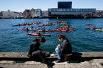 Billedet er fra en af de hidtil få varme sommerdage 30. april, hvor mange københavnere slikkede sol ved Papirøen og Christianshavns Kanal. 