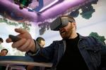 Googles Daydream-brille, som ses på billedet, vil snart kunne bruges med smartphones fra Samsung og LG. Samtidig tager YouTubes 360-graders videoer springet over til tv-skærmen  