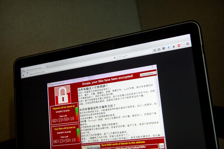 Sådan så det ud på computerskærme verden over, hvis de var blevet ramt af WannaCry-angrebet: På forskellige sprog (her kinesisk) fik de at vide, at de ville miste deres filer, hvis de ikke betalte 300 dollars i bitcoins. Metoden peger på en gruppe, der forbindes med Nordkorea, men man skal passe på med at drage håndfaste konklusioner, mener eksperter. 