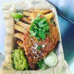 Hooked har indtil nu kun solgt deres friterede fisk fra en madvogn. Nu åbner de også  fast restaurant og take away-sted på Nørrebrogade.  Foto: PR/Hooked