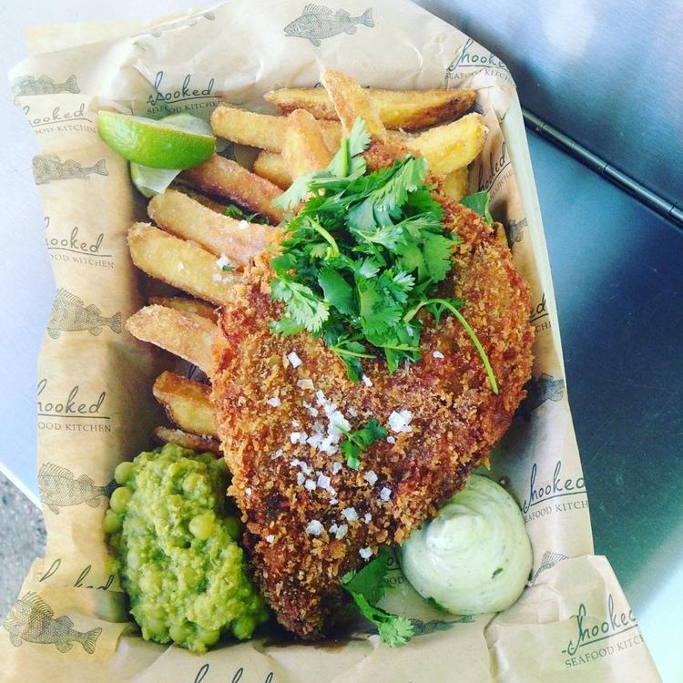 Hooked har indtil nu kun solgt deres friterede fisk fra en madvogn. Nu åbner de også  fast restaurant og take away-sted på Nørrebrogade.  Foto: PR/Hooked