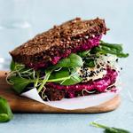 Rugbrød med kylling, gedeost og rødbeder er - udover at smage rigtig godt - nemt at have med på tur.  