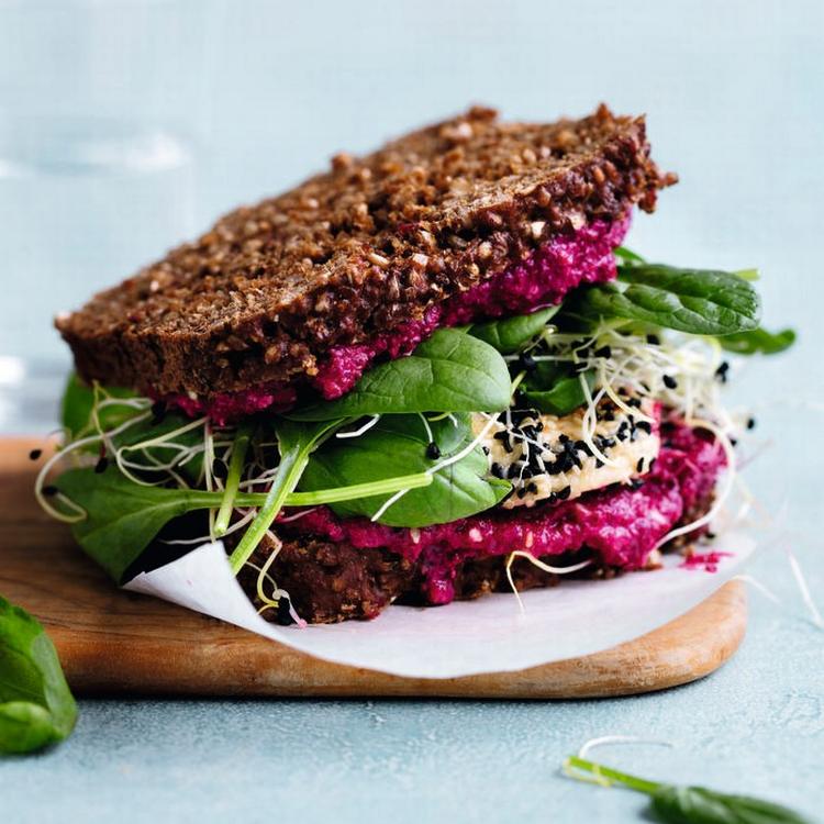 Rugbrød med kylling, gedeost og rødbeder er - udover at smage rigtig godt - nemt at have med på tur.  