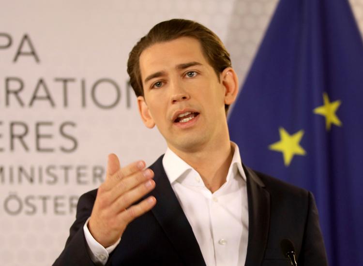 På få dage har Østrigs unge udenrigsminister Sebastian Kurz bragt kaos i landets politiske liv og bragt sig selv til tops. 