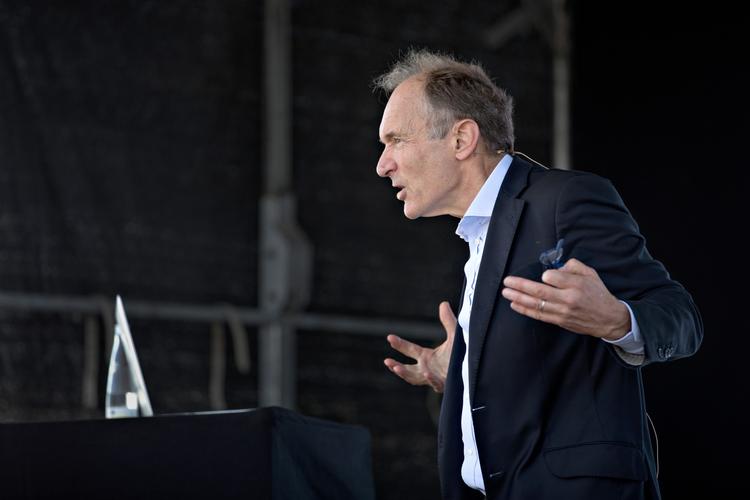 Sir Tim Berners-Lee, internettets 'opfinder', gav torsdag på Global Accessibility Awareness Day et energisk bud på alle de nye teknologier og kodesystemer, som kan gøre det muligt at indrette hjemmesider og apps, så de er tilgængelige for alle.  