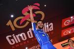 Med tre fingre i vejret markerer Fernando Gaviria sit hattrick på Giro d'Italia-podiet. Foto: La Presse-D'Alberto/Ferrari/Paolone/Spada. 