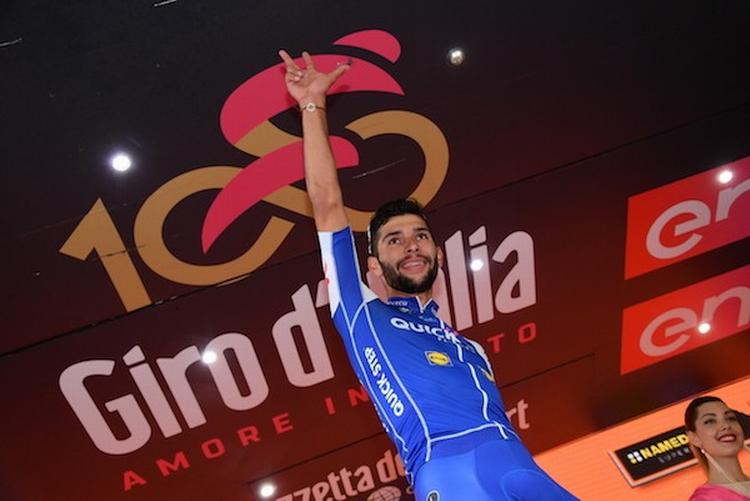 Med tre fingre i vejret markerer Fernando Gaviria sit hattrick på Giro d'Italia-podiet. Foto: La Presse-D'Alberto/Ferrari/Paolone/Spada. 