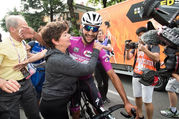 Fernando Gaviria er favorit til endnu en sejr på Giroens sidste sprinteretape - og dermed også til atter at blive lykønsket af sin mor. Foto: La Presse-D'Alberto/Ferrari/Paolone/Spada. 