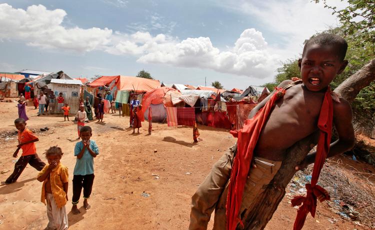 På billedet ses børn, der er vendt tilbage fra Dadaab-flygtningelejren i Kenya til en lejr i Somalias hovedstad, Mogadishu. 