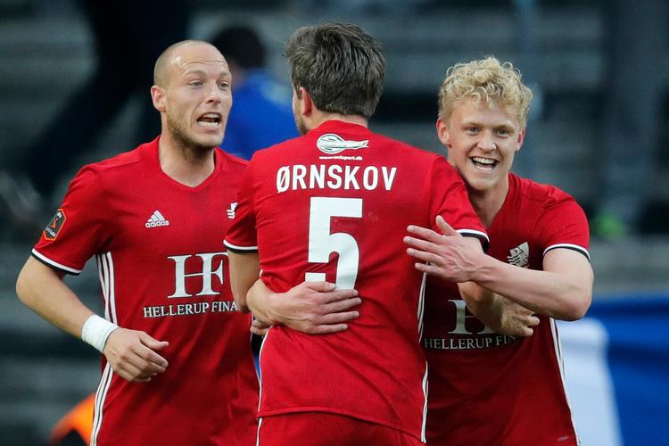 Lyngbys Martin Ørnskov har bragt sit hold foran mod Brøndby, og holdkammeraterne Michael Lumb og Jens Odgaard jubler om kap med målscoreren. 
 