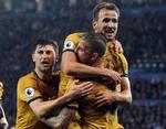 Tottenhams Harry Kane i opløftet stemning efter sit andet mål. Der skulle komme yderligere to årsager til kram.  