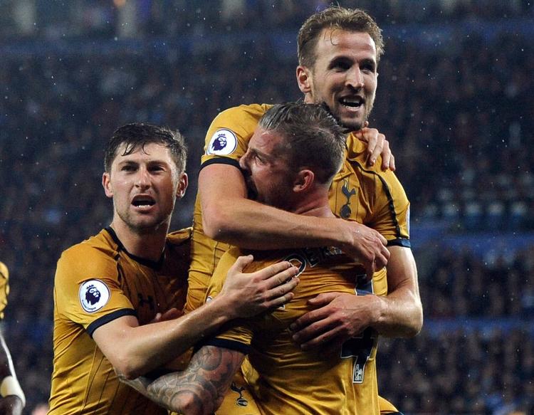 Tottenhams Harry Kane i opløftet stemning efter sit andet mål. Der skulle komme yderligere to årsager til kram.  