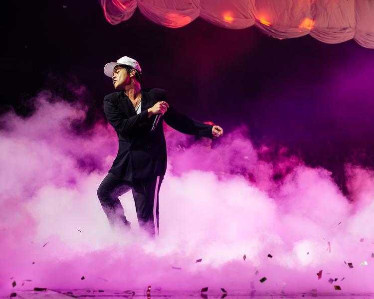 Simon Lund giver fem hjerter til Mars, der her ses ved en tidligere koncert i Amsterdam 