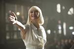 Tilda Swinton ses her i en scene fra 'Okja'.  