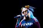 Forsanger Debbie Harry er tilbage sammen med resten af bandet på den nye udgivelse 'Pollinator'. 