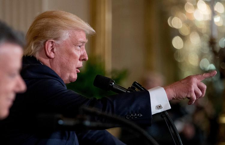 »Nej. Næste spørgsmål«, svarede Trump, da han blev bedt om at uddybe, om han havde bedt James Comey om at afslutte en undersøgelse præsidentens rådgiver Michael Flynn, inden Comey fik en fyreseddel af præsidenten.  