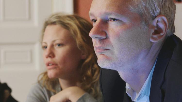 Fri mand. Julian Assange kan nu officielt forlade sit eksil på Ecuadors ambassade i London. Men han bliver nok hængende lidt endnu.  