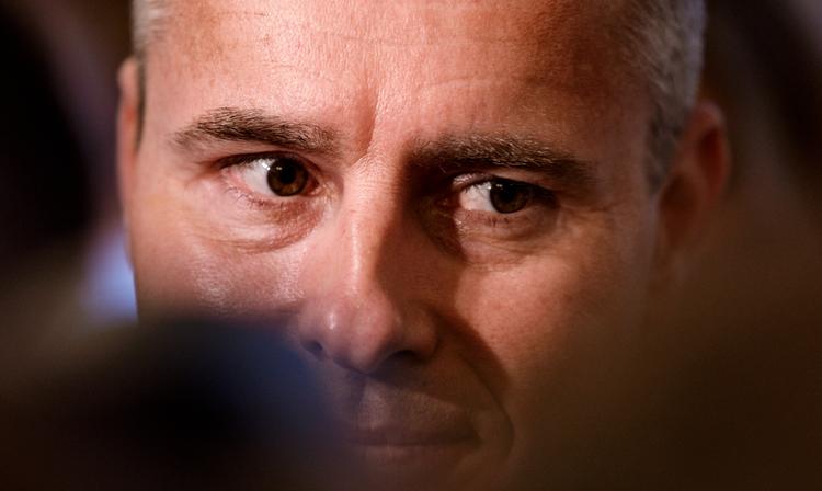 Henrik Sass Larsen på vej til mødet på Christiansborg.  