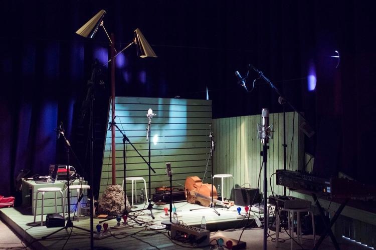 'Small White Man' dirigerer sine musikere med lys og optræder til et tværkunstnerisk arrangement på Jazzhouse med en fortolkning af en tekst. 